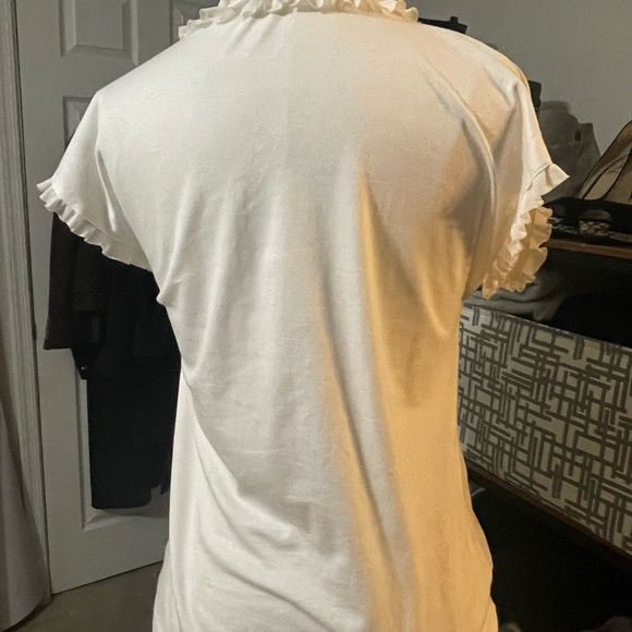 Marc Cain ivory feminine ruffle v neck blouse. Cap sleeve with ruffle. Very soft - Picture 5 of 10